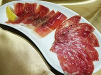 熟成された生ハムとイタリアで発祥したドライソーセージサラミの盛り合わせ。お酒、ワインによく合います。