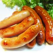 ３種類のソーセージの盛り合わせです。お好みで粒マスタードを付けてお召し上がりください。