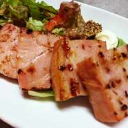 香ばしく焼き上げた、厚切りのベーコンを粒マスタードを付けてお召し上がりください。