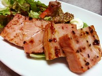 香ばしく焼き上げた、厚切りのベーコンを粒マスタードを付けてお召し上がりください。