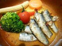 一番美味しい食べ方はやはりシンプルにホットで食す！です。オイルサーディンは世界各市で食べられていますが、「サーディン」の語源はイタリアのサルディニア島だとする説があります。
