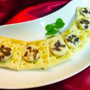 ラム酒に漬けたレーズンをバターに練り込んだバタークリームです。クラッカーにのせてお召し上がりください。お酒、ワインによく合います。