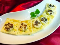 ラム酒に漬けたレーズンをバターに練り込んだバタークリームです。クラッカーにのせてお召し上がりください。お酒、ワインによく合います。