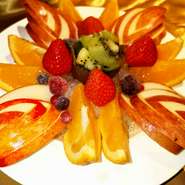季節に応じて、いちご、巨峰、マスカット、りんご、オレンジ、キウイ等のフルーツを盛り合わせいたします。食後のデザートにどうぞ。