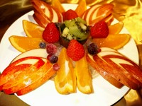 季節に応じて、いちご、巨峰、マスカット、りんご、オレンジ、キウイ等のフルーツを盛り合わせいたします。食後のデザートにどうぞ。