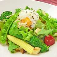 蒸し鶏と温泉玉子をトッピ ングしたシーザーサラダです。