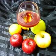 赤ワインにオレンジ、グレープフルーツ、リンゴ、洋ナシ、レモンなど季節のフルーツを一口大にカットして、ブランデー、蜂蜜を加えて1日漬け込んでつくりました。スペイン・アンダルシア地方の飲み物です。