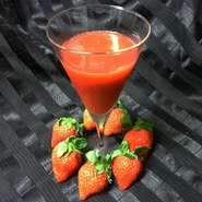 赤身たっぷりで濃厚な甘味の佐賀県県産の苺「さがほのか」を使ってゴローニャオリジナルのカクテルにいたしました。お酒にあまり強くない人でも飲みやすいカクテルです。