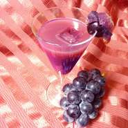 長野県産の糖度の高い巨峰を使ってゴローニャオリジナルのカクテルにいたしました。お酒にあまり強くない人でも飲みやすいカクテルです。巨峰10粒を一つずつ皮を剥いて作りますので少しお時間がかかります。