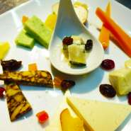 料理は味見を重ね、賄いとして食し、味を確かめて提供。調味料は塩と胡椒のみで、化学調味料は使いません。素材にこだわり、ステーキは神戸牛や黒毛和牛、塩はシチリア島産、チーズはイタリアから仕入れています。