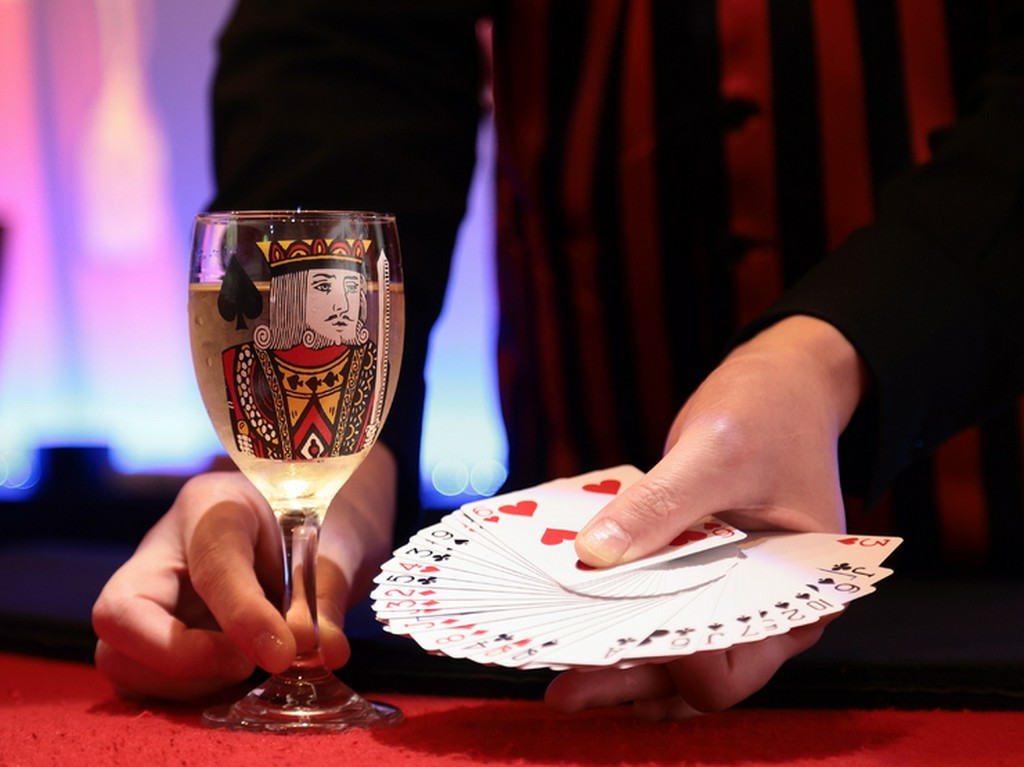 目の前で楽しむ、およそ1時間のマジック体験