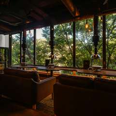 ガラス越しの夜景とくつろぎのソファー席