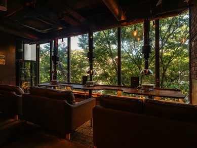 ガラス越しの夜景とくつろぎのソファー席