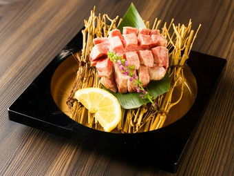 厚切りでも驚くほど柔らかい『特選厚切り牛タン（味噌・塩）』