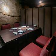 【肉と海鮮 極 本店】は、街の賑やかさとは異なる、静かな隠れ家。接待や会食など、雰囲気を大切にしたい時に最適です。都会の喧騒を離れた非日常の贅沢な空間で、心に残る至福の一時を。