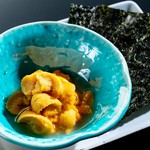 ミョウバンを一切使用せず、剥きたてのウニを特製の塩水に封入しています。ウニ本来持つ甘味と濃厚かつとろける舌触りをお愉しみください。