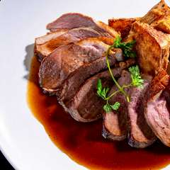 鴨肉とワインのマリアージュ。そのおいしさを一段と引き立てる『合鴨ロースト 自家製ソース添え』