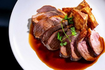 鴨肉とワインのマリアージュ。そのおいしさを一段と引き立てる『合鴨ロースト 自家製ソース添え』