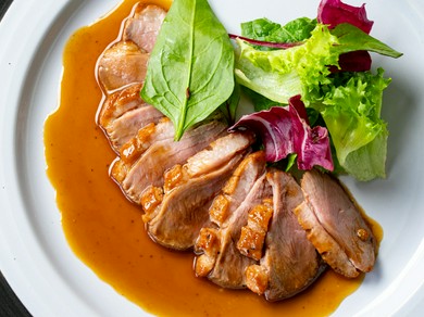 鴨肉とワインのマリアージュ。そのおいしさを一段と引き立てる『合鴨ロースト 自家製ソース添え』