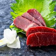 馬肉の王道であり、全身の主に脚から取れた肉から加工されているが、馬の脚の筋肉は無駄な脂肪のない部位です。
