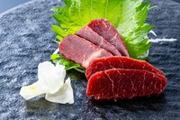 馬肉の王道であり、全身の主に脚から取れた肉から加工されているが、馬の脚の筋肉は無駄な脂肪のない部位です。