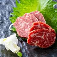 バラ肉の一部から取れる最高ランクの霜降り。口の中でふわっととろけるような上品な甘味が特長。