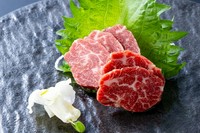バラ肉の一部から取れる最高ランクの霜降り。口の中でふわっととろけるような上品な甘味が特長。