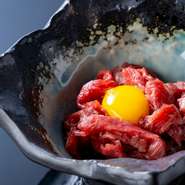 馬肉の赤身の部分を細切りにしたユッケには、卵黄や?油に薬味を添えて食べるのがおすすめです。