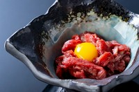 馬肉の赤身の部分を細切りにしたユッケには、卵黄や?油に薬味を添えて食べるのがおすすめです。