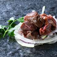 日本国内でレバーを刺身で食べられることが許されているのは馬肉のみ。ビタミン、葉酸、鉄分豊富で疲労回復に。