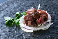 日本国内でレバーを刺身で食べられることが許されているのは馬肉のみ。ビタミン、葉酸、鉄分豊富で疲労回復に。