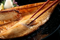 ほっけは大きければ大きいほど脂が乗っていて美味しいと言われています。身は肉厚で柔らかく、脂もしつこくないので旨味と香りが口の中に広がります。