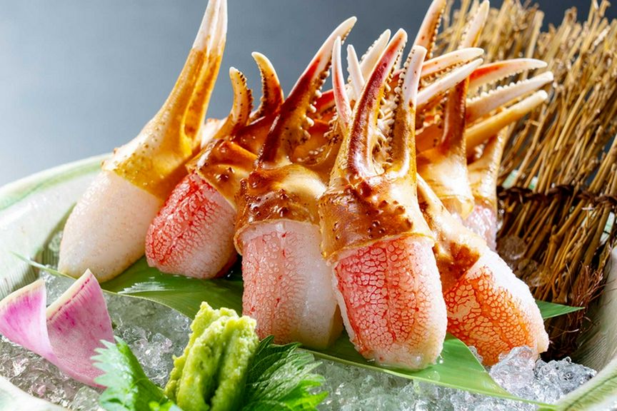 抜群の鮮度を誇り、爪肉特有の弾力と味わいを楽しめる逸品『生ずわいがに爪刺し 12本』