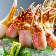 1尾のずわい蟹から2個しかとれない貴重な爪肉をボイルせずに生のまま刺身で提供。爪肉特有の弾力と味わいを楽しめます。抜群の鮮度を誇り、えぐみや臭みを感じることがなく、蟹本来の濃密で繊細な味を堪能できます。