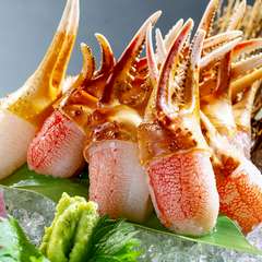 抜群の鮮度を誇り、爪肉特有の弾力と味わいを楽しめる逸品『生ずわいがに爪刺し 12本』