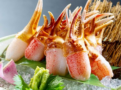抜群の鮮度を誇り、爪肉特有の弾力と味わいを楽しめる逸品『生ずわいがに爪刺し 12本』