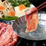 柔らかく締まった肉質の赤身とさっぱりとした脂身のバランスが良く、豚肉のジューシーさと上質な脂の甘みが特徴です。