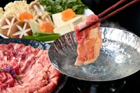 柔らかく締まった肉質の赤身とさっぱりとした脂身のバランスが良く、豚肉のジューシーさと上質な脂の甘みが特徴です。