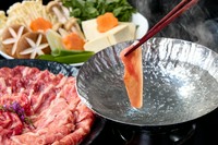 安心・安全のレベルを実現した農場での徹底した管理のもと、独特のクセを抑えるため、薬無使用の植物性原材料にこだわった専用飼料を与え、ストレスフリーな環境で育った鴨肉。独特の香ばしい風味と脂身が特徴です。