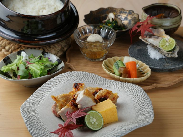 大山鶏の旨み、日山畜産の牛。肉好き必見の贅沢ランチ『炭火焼きコース-牛-』