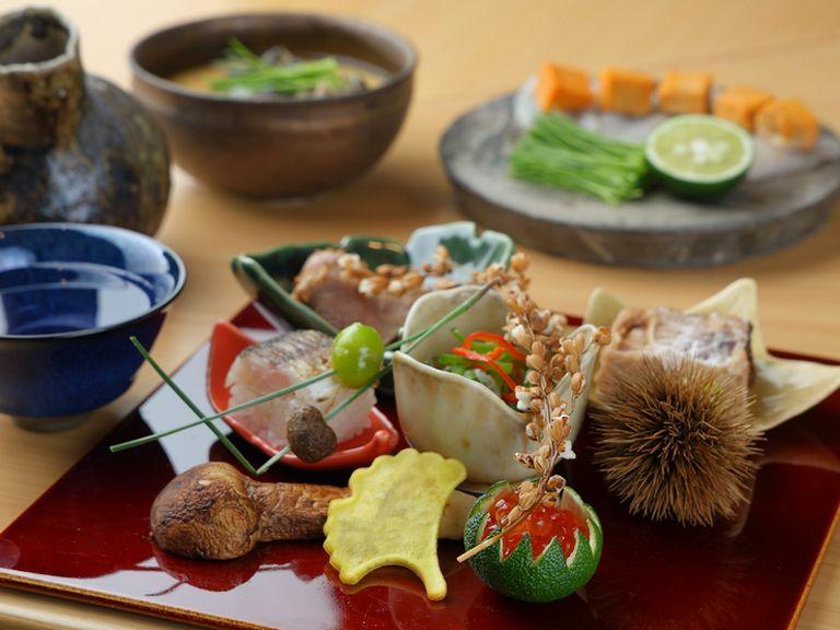 旬の極みを堪能できる、厳選食材を尽くした『おまかせコース』