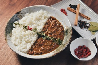 V2.島豆腐と野菜出汁の薬膳キーマカレー（ヴィーガン対応）