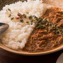 B.鶏と生姜の煮込み薬膳カレー