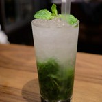 ラム、ライム、シロップ、ミント
ミントをたっぷりと使った新海で年中飲める人気ドリンク