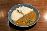 燥により旨味を凝縮させた3種キノコを使用。独自にブレンドした17種類のスパイス、野菜出汁と3種のキノコの旨味が調和。蓮根の歯ごたえと、僅かな山椒の辛さがアクセント。
辛さ ★☆☆