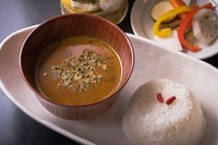 ☆当店人気No.1☆ カレーリーフ、タマリンド、ココナッツミルク等の材料を使用。甘味と酸味、しっかりとしたコク。独自にブレンドした20種類以上のスパイスとハーブ。チキンが入り食べ応えもあり。
辛さ ★☆☆