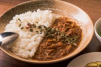 鶏肉はジューシーな”もも肉”を繊維状になるまで煮込みの旨もを凝縮。独自にブレンドした17種類のスパイスの風味、生姜のピリッとした強い味わいが特徴。
辛さ ★★☆
