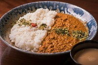豚挽肉は脂の少ない部位を使用。素材の旨みを凝縮させ、唐辛子を多めにブレンドした17種類のスパイスを使用。豚肉とチキンベースの旨味に加え、余韻まで残る程よい辛さが特徴的。
辛さ ★★★