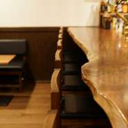 当店ではお人様やカップルの方にもゆっくりとお寛ぎ頂けるよう、カウンター席をご用意しております。ウォールナットの木の温もりが寛ぎの時間を提供してくれます。