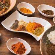 当店の薬膳カレーは、17種類以上のスパイス・ハーブを独自のレシピで配合・ブレンドしており、他にはない唯一無二の香味を作り出すと共に、常に同じ味を守り続けています。